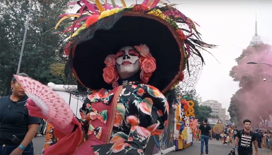 墨西哥城的亡灵节游行