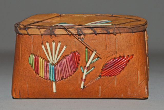 用桦树皮制成的盒子(装枫糖)，用染过的豪猪羽毛做心形装饰。