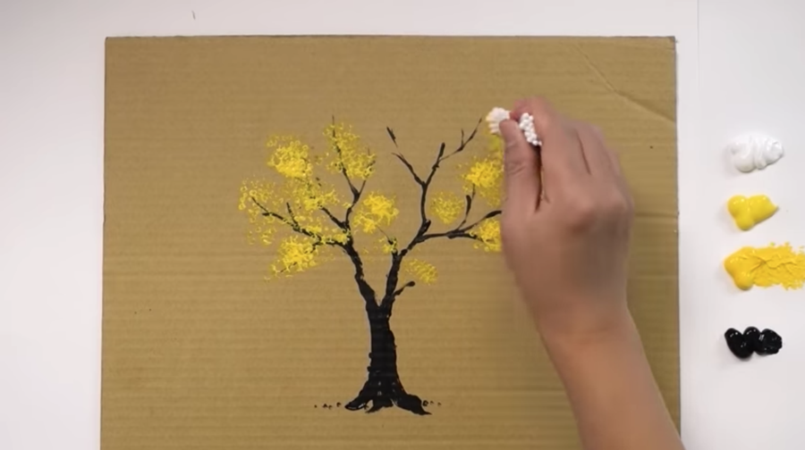 纸板上的黄色树