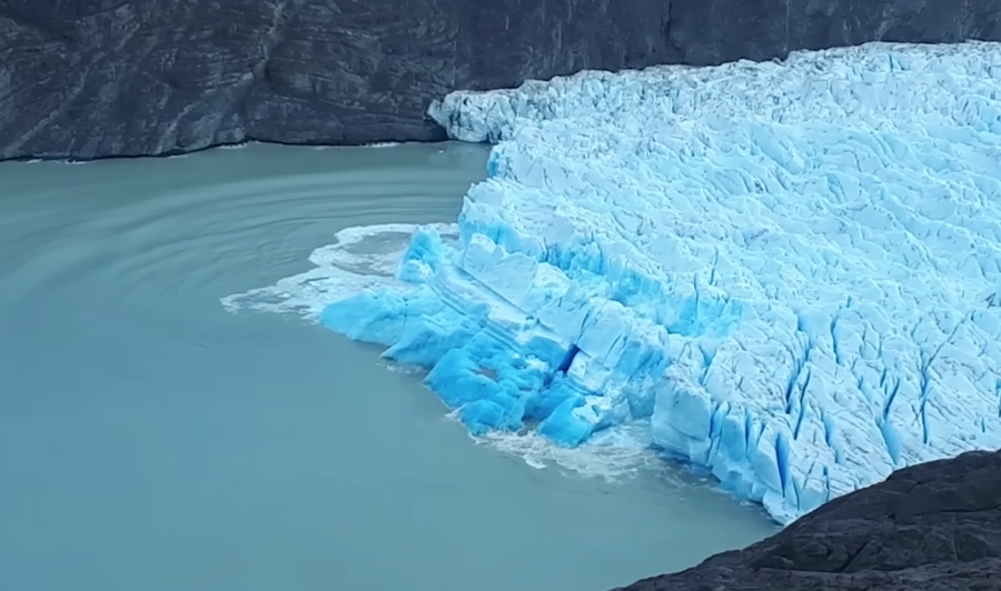 佩里托莫雷诺冰川开始崩解